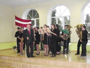 Skaistkalnes-Stelpes apvienotais pūtēju orķestris Jāņa Kalniņa vadībā valsts svētkos Stelpes skolā