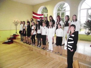 Valsts svētkos dzied Stelpes skolas vokālā grupa skolotājas Ineses Freibergas vadībā