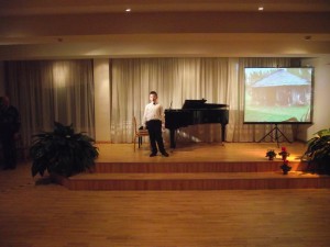 Dāvis Lukša dzied Vecumnieku mūzikas skolas tematiskajā vakarā