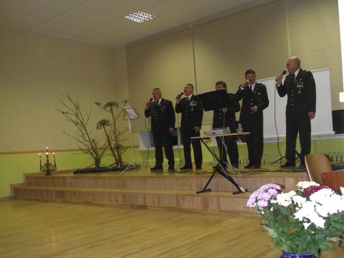 Dobeles zemessargi dzied Stelpes skolas zālē Lāčplēša dienā 2013
